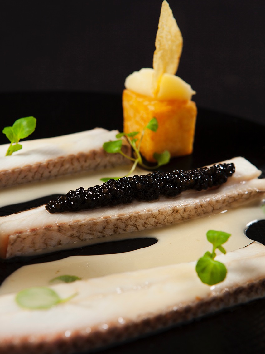 Recette du chef et Ami Jordan Delamotte, Filet de Fera, Pomme souflee, Quenelle de caviar ©Alban Couturier