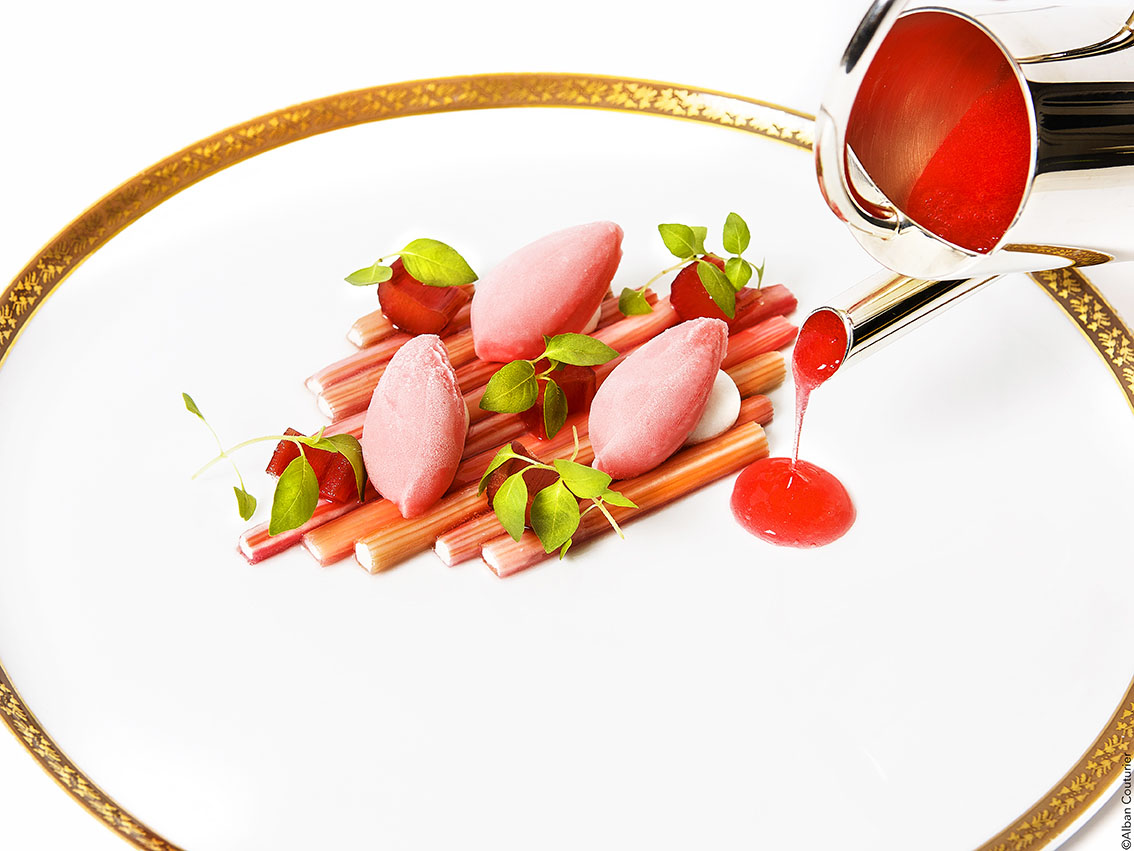 La Rhubarbe, fuseaux onctueux bonbon craquant et sorbet , recette du chef et ami François Perret, Chef Patissier du Ritz Paris, Chef executif Nicolas Sale, 2 Etoiles au guide Michelin ©Alban Couturier