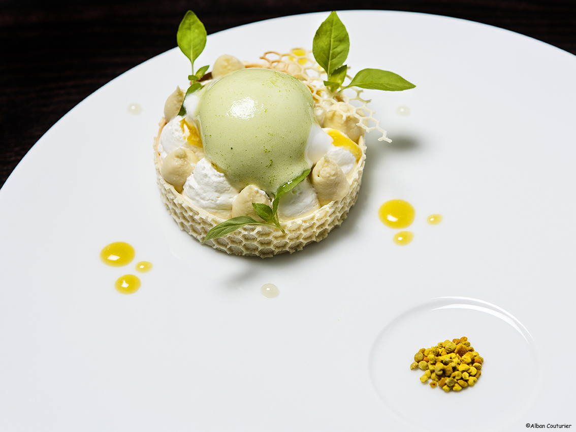 Dessert au miel, chef patissier Julien Noray, restaurant alan Geeam, 19 rue Lauriston, Paris ©Alban Couturier