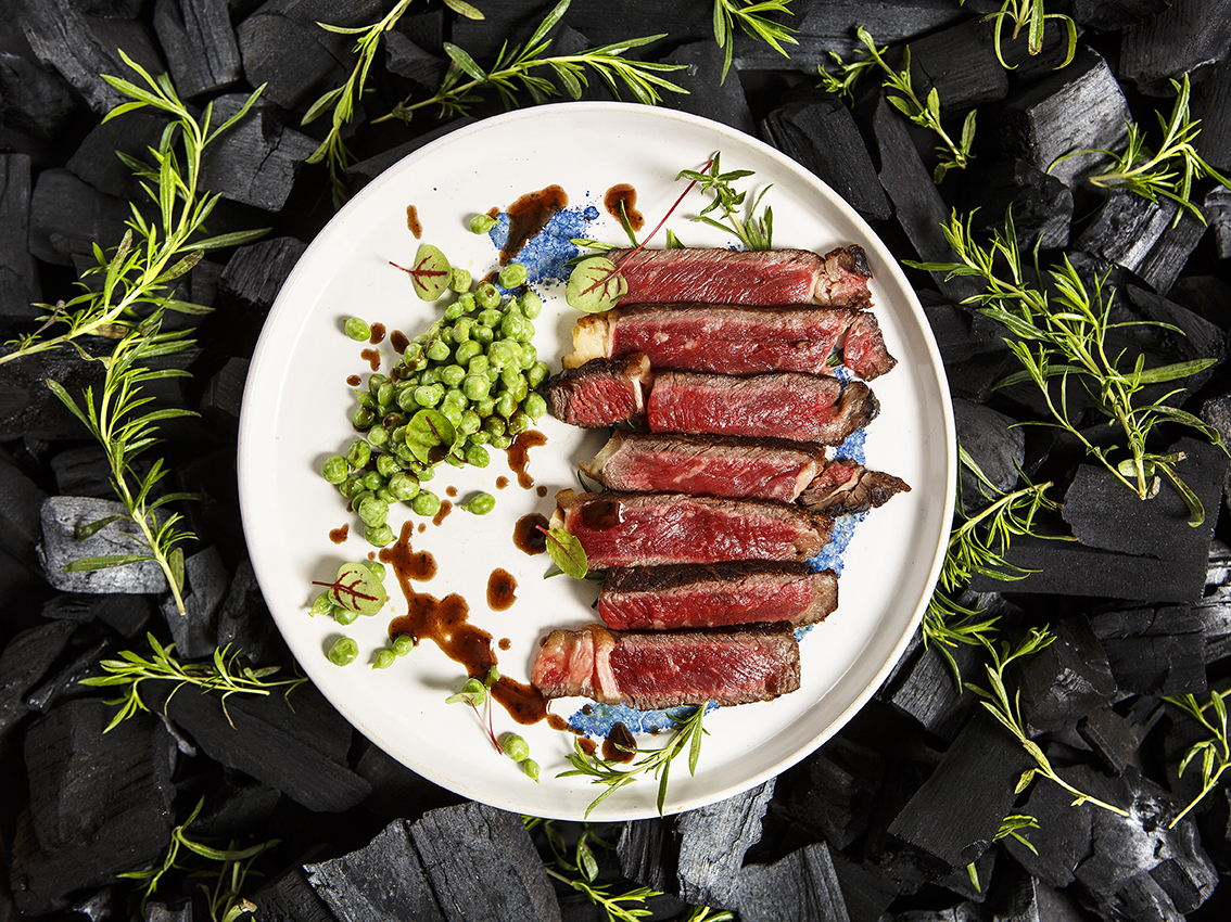 Recette du chef Proprietaire, Simon Horwitz, restaurant Elmer, 30 rue Notre Dame de Nazareth, Paris. Faux filet de Boeuf Normand a la braise, oseille, sarriette et petits pois, ©Alban Couturier