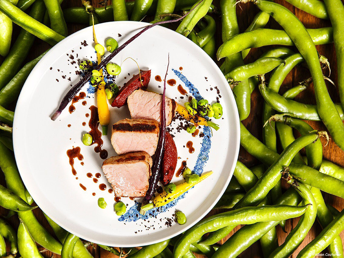 Recette du chef proprietaire Simon Horwitz, Restaurant Elmer, 30 rue Notre Dame de Nazareth, Paris . Noix de Veau, carottes, fevetes et olive noire. ©Alban Couturier