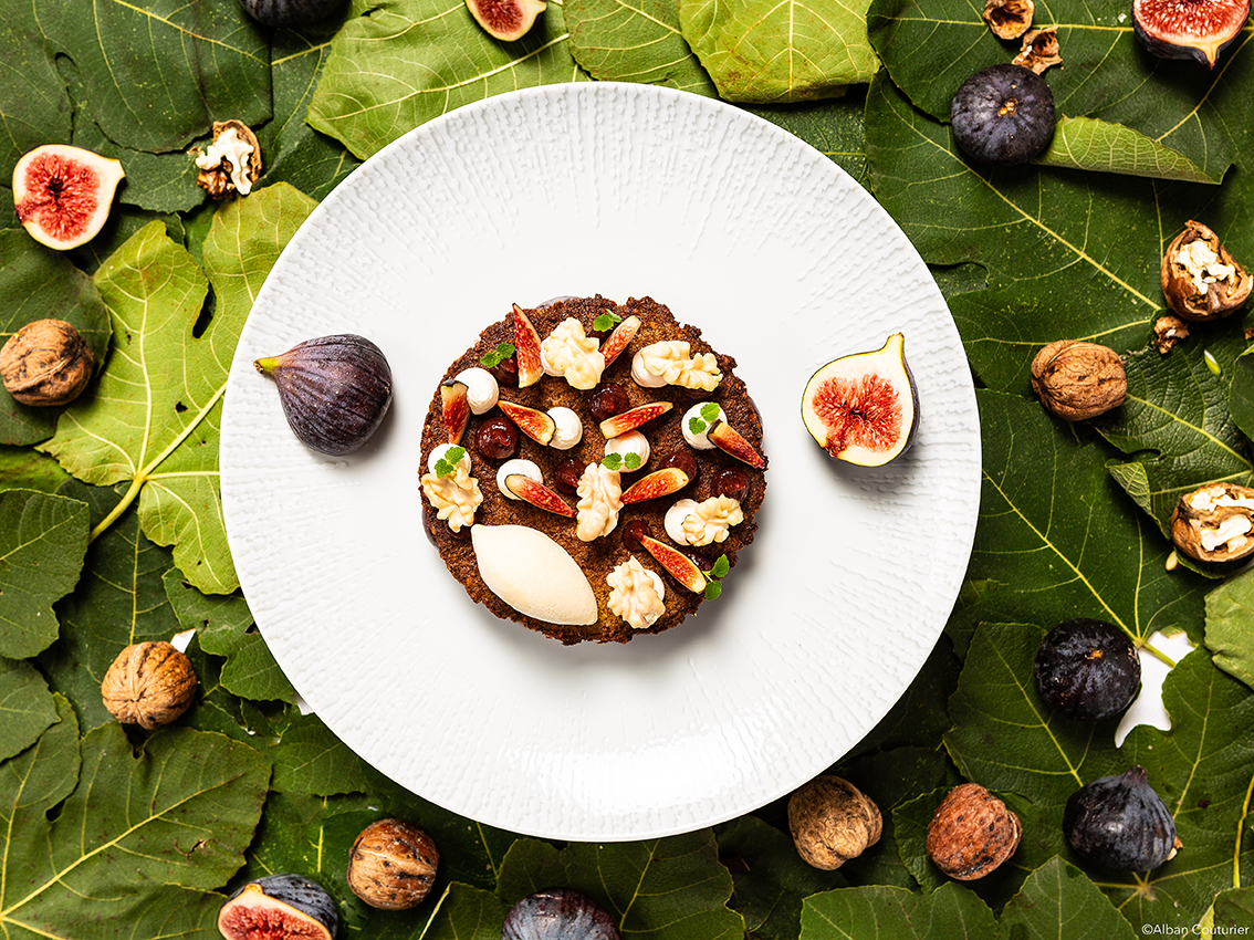 Image Culinaire, realisation du chef Patissier Hugo Correia, Hotel du Lancaster, Paris 8, Chocolat, figue et noix ©Alban Couturier