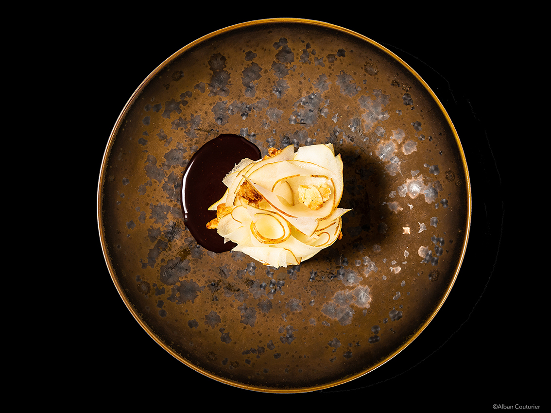 Image culinaire, Poire belle helene revisitee, Chef Patissier Nelson Lechien, Restaurant La Grande Cascade 1 etoile au guide Michelin, ©Alban Couturier