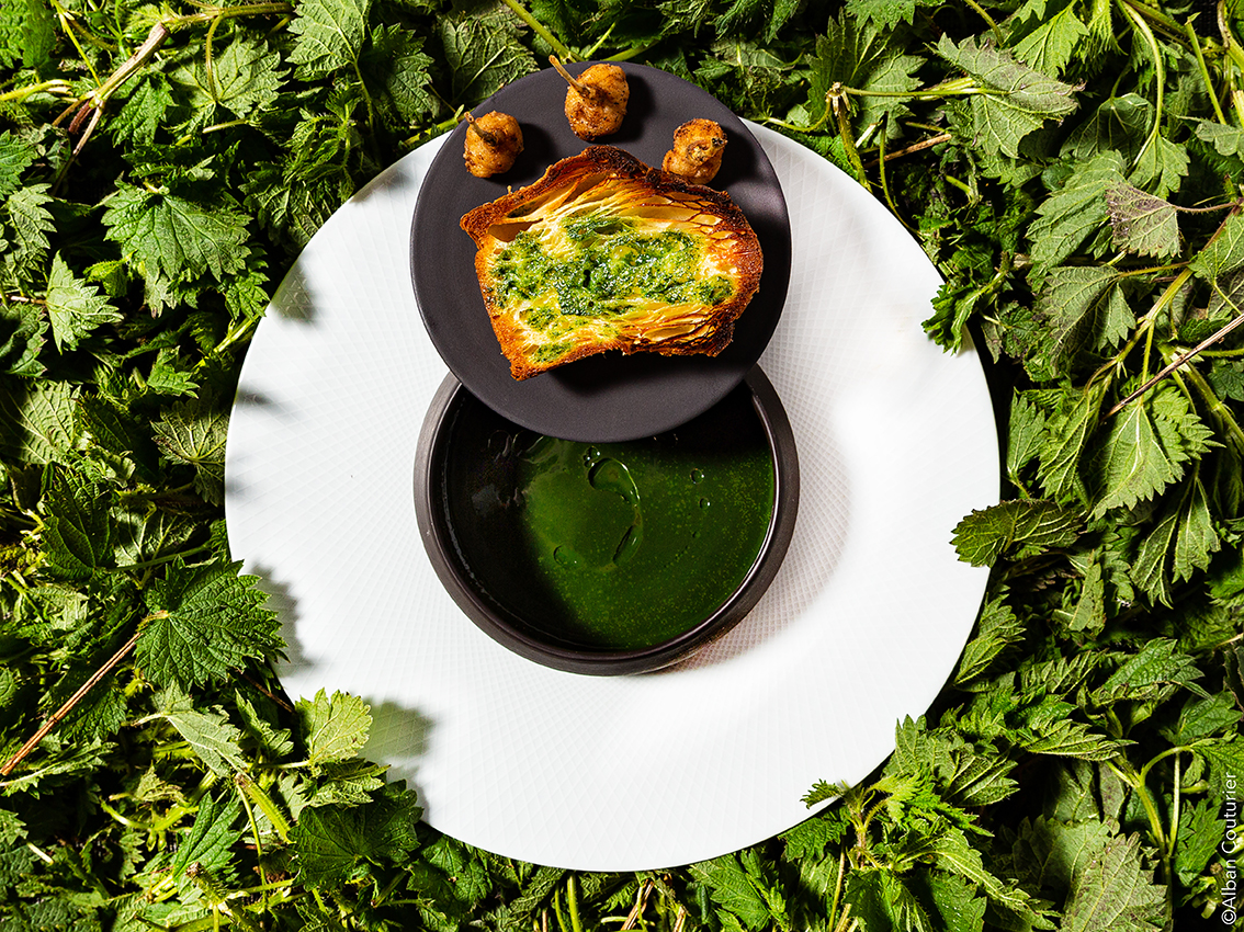 Soupe d’ortie, cuisse de grenouille, brioche au beurre d’ortie , Chef et ami Irwin Durand, Restaurant Le Chiberta 1 etoile au guide Rouge@Alban Couturier