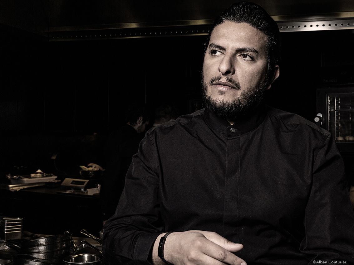 Portrait du chef Akrame, dans son restaurant eponyme, vers la lumiere. ©Alban Couturier