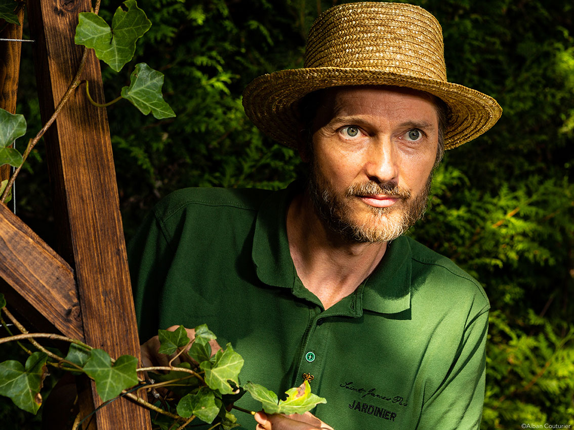 Portrait de Andy, la main verte du Saint James Paris, ©Alban Couturier