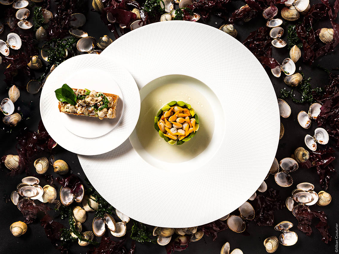 Charteuse de poireaux, salade de coques, tartine d'huitre, recette du chef et ami , Irwin Durand, 1 etoile au guide Michelin, restaurant Le Chiberta, Paris, groupe Guy Savoy ©Alban Couturier