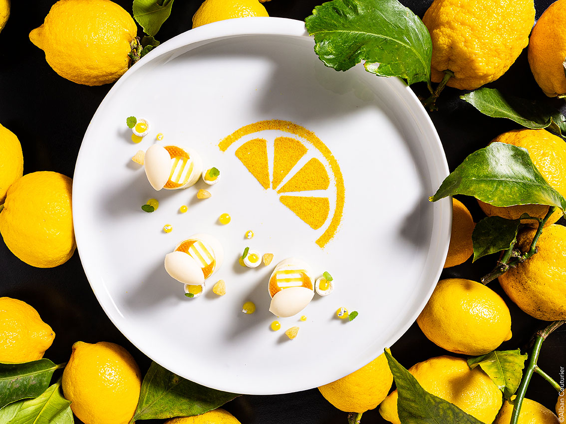 Quand le Citron fait son Show, le citron l'agrume Roi, creation sucre du chef Benoit Jabouille , sous le regard bienveillant du chef et Ami Julien Roucheteau, MOF , 1 etoile au guide Michelin, La Reserve de Beaulieu sur Mer ©Alban Couturier