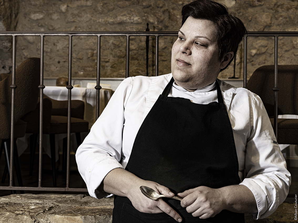 Helene, seconde du chef et ami Sebastien Sanjou, Puissance-transmission-Concentration. Le relais des moines, 1 etoile au guide Michelin, Arc sur Argens ©Alban Couturier