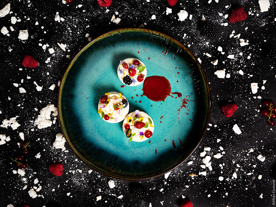 Pavlova de chevre aux fruits rouge, recette pour le livre, la Cuisine du Fromager, editions glenat 2022 ©Alban Couturier