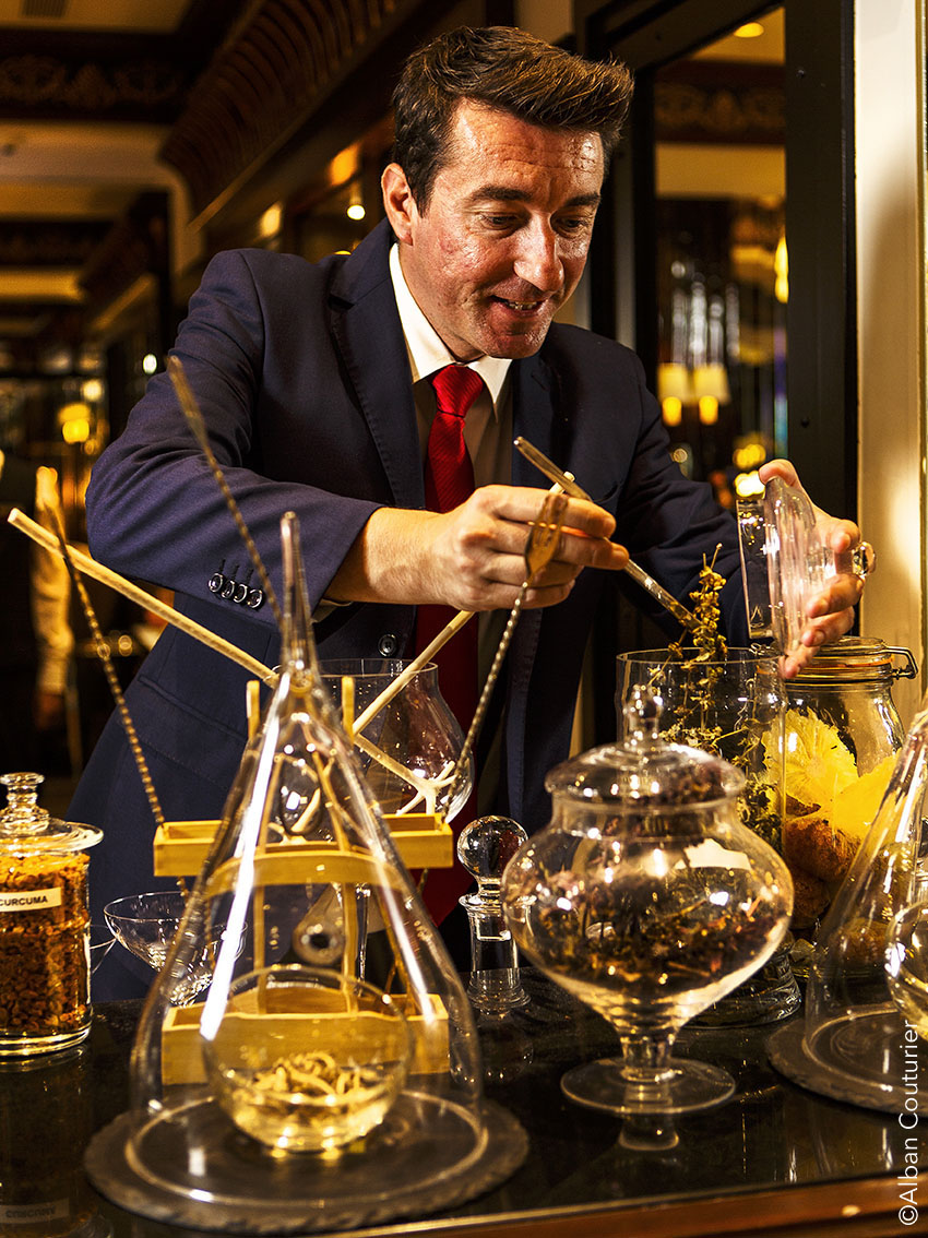 Image extraite du livre Majestic Cocktail, par emanuele Balestra, chef Barman, Majestic Cannes ©Alban Couturier
